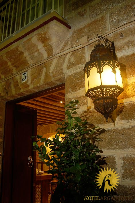 Moroccan lantern entrance - Hotel Argantonio in Cadiz